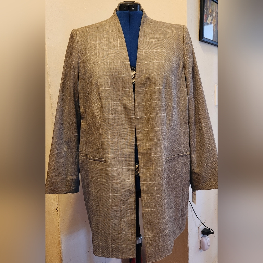 Calvin Klein Womens size 22W, Button Topper. Brown/Tan